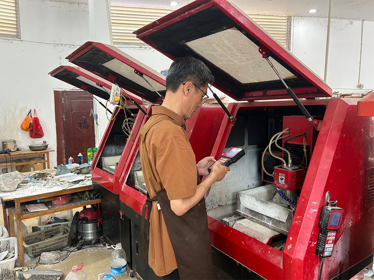 操作翡翠加工機器